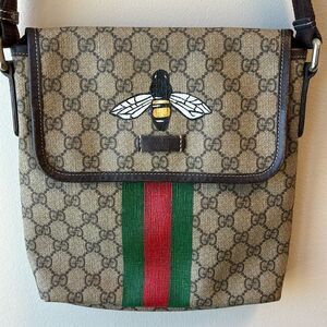 GUCCI crossbody bag bumble bee painted on front flap